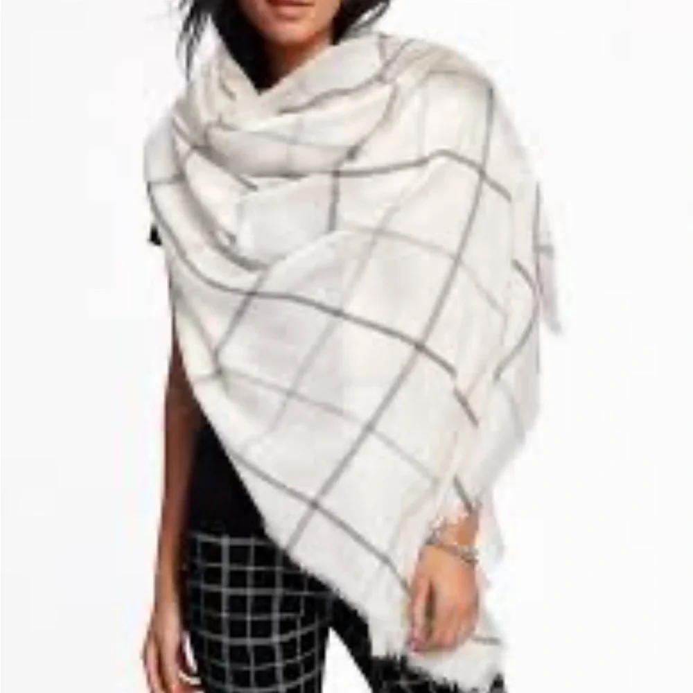 NWT Old Navy Plaid Blanket Scarf Wrap Shawl Cream Black Oversized Fringe OS